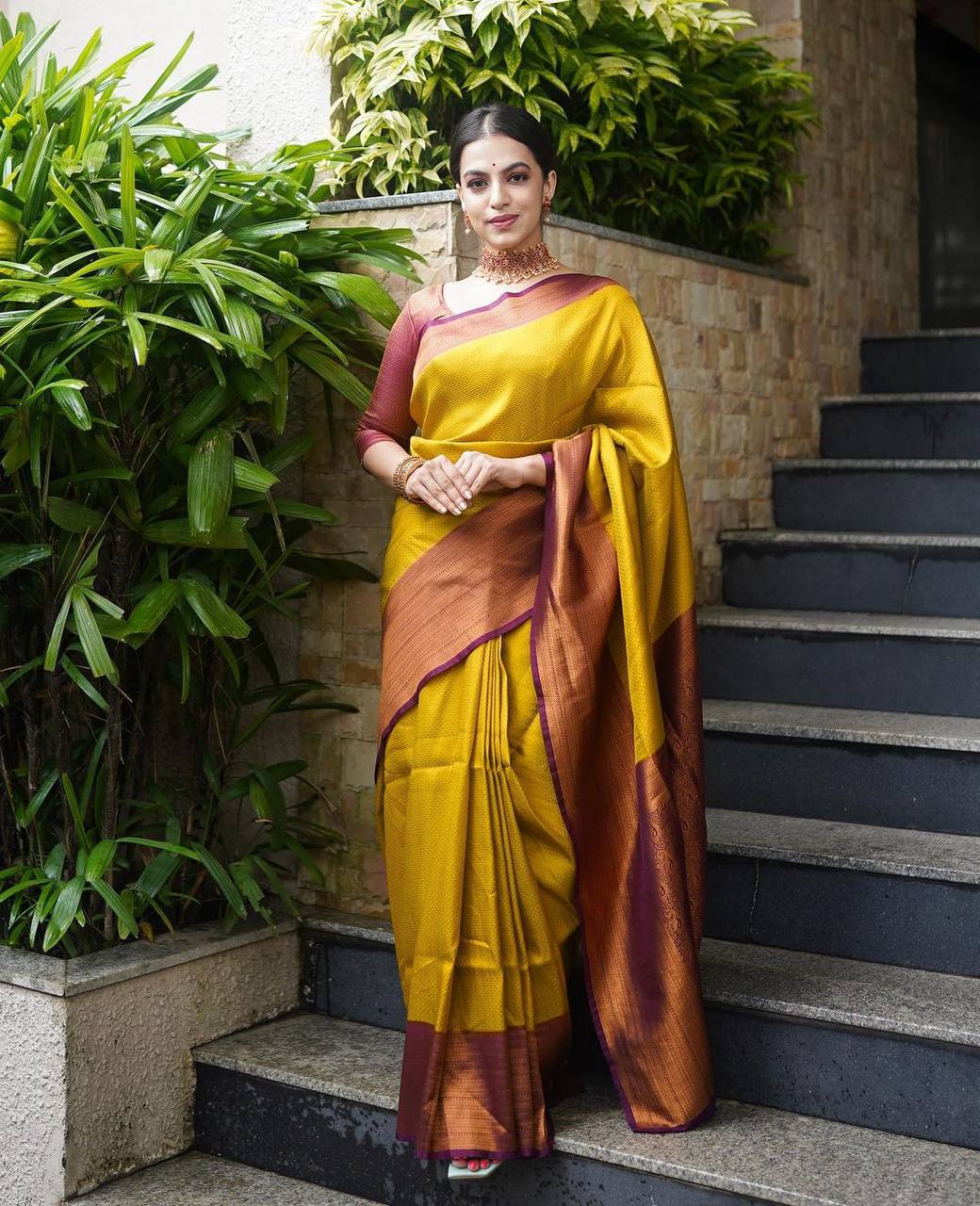 Ornate Golden Soft Kanjivaram Silk Saree With Moiety Blouse Piece