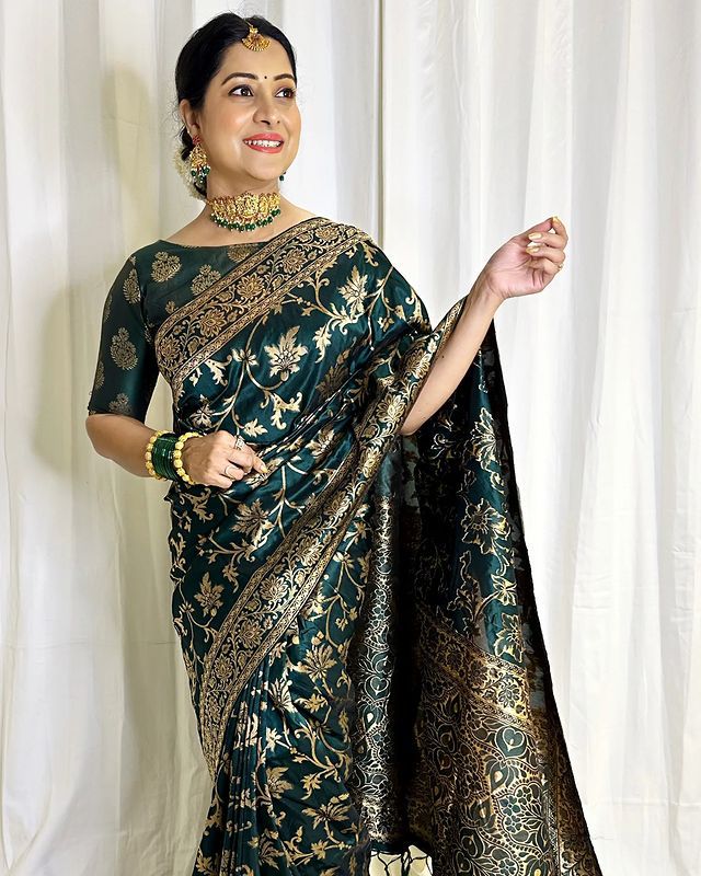 Scintilla Dark Green Soft Banarasi Silk Saree With Felicitous Blouse Piece