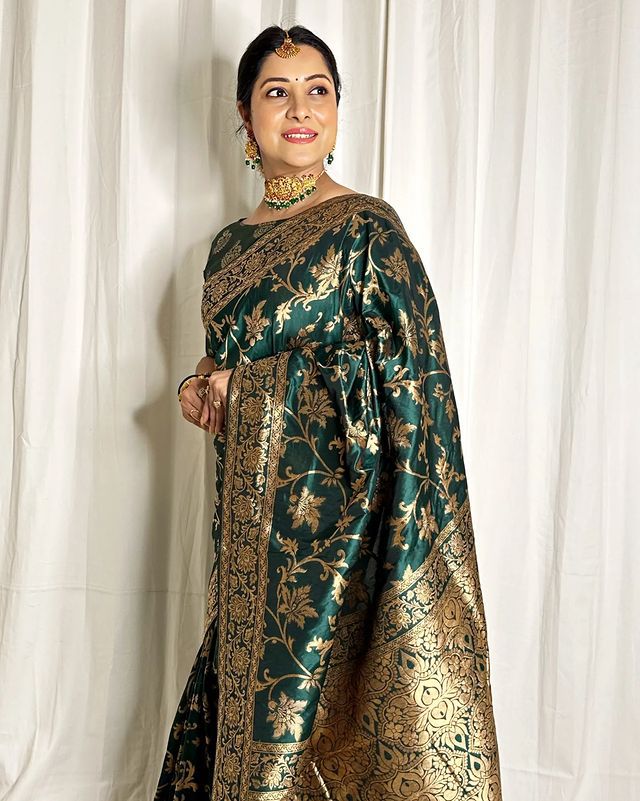 Scintilla Dark Green Soft Banarasi Silk Saree With Felicitous Blouse Piece