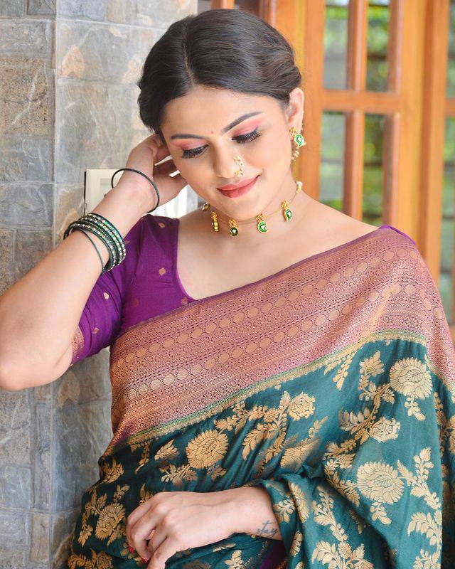 Forbearance  the eyes Rama Soft Silk Saree With Deserving Blouse Piece