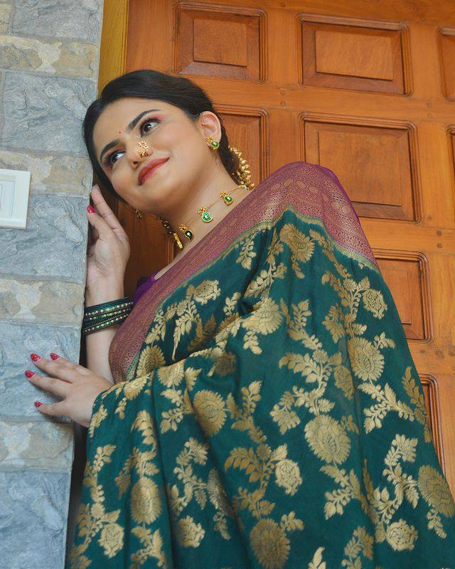 Forbearance  the eyes Rama Soft Silk Saree With Deserving Blouse Piece