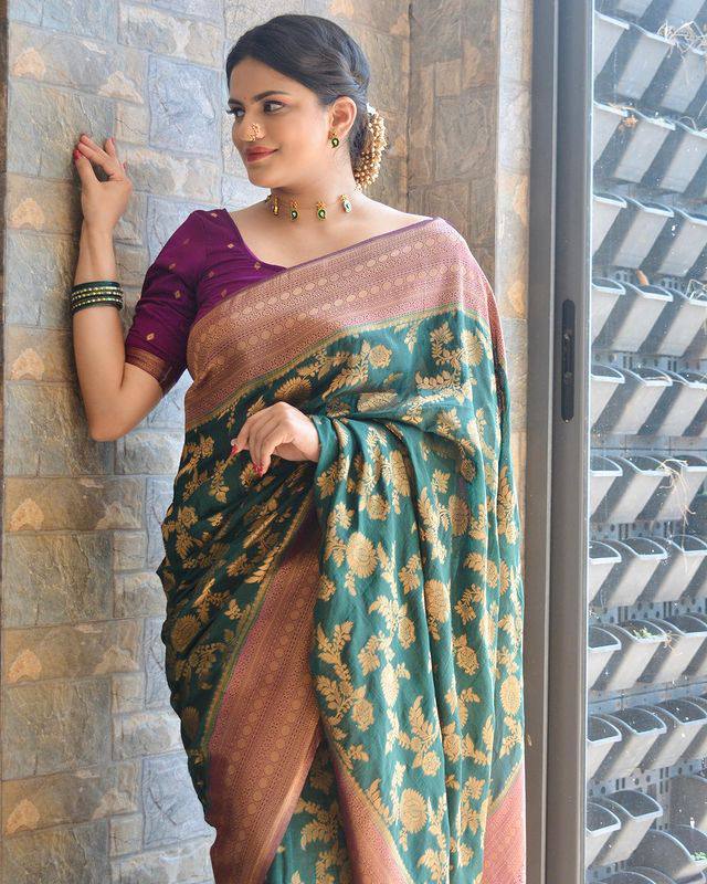 Forbearance  the eyes Rama Soft Silk Saree With Deserving Blouse Piece