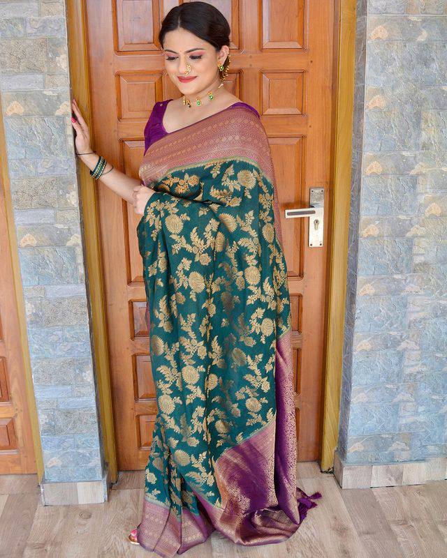 Forbearance  the eyes Rama Soft Silk Saree With Deserving Blouse Piece