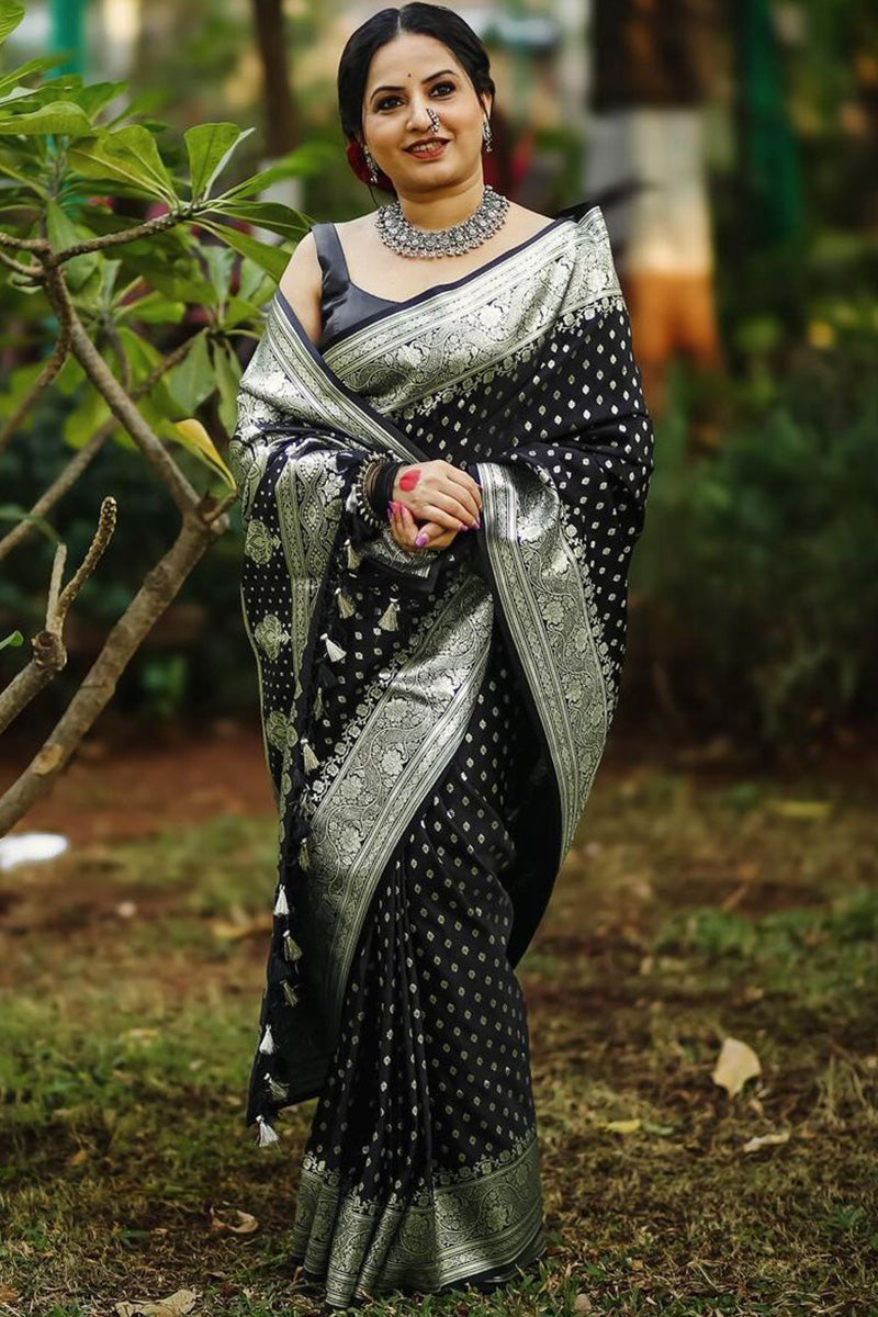 Pulsating Black Soft Silk Saree With Exceptional Blouse Piece