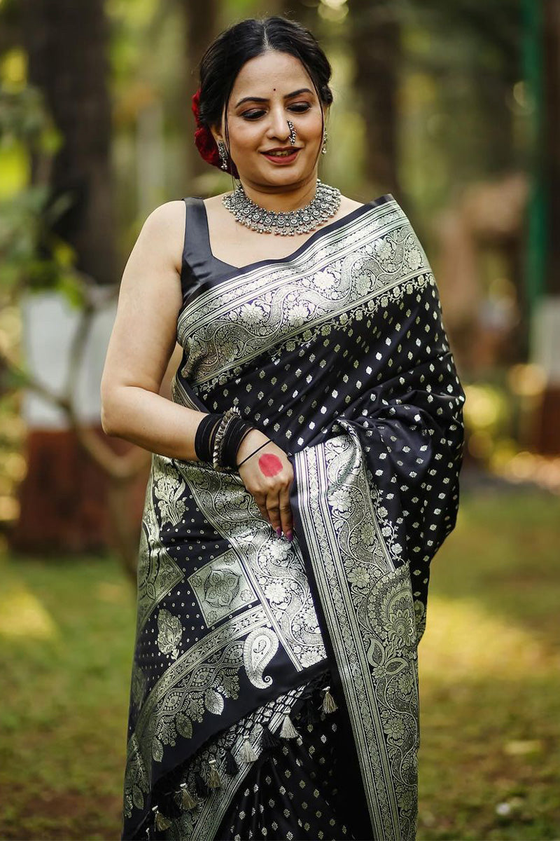 Pulsating Black Soft Silk Saree With Exceptional Blouse Piece