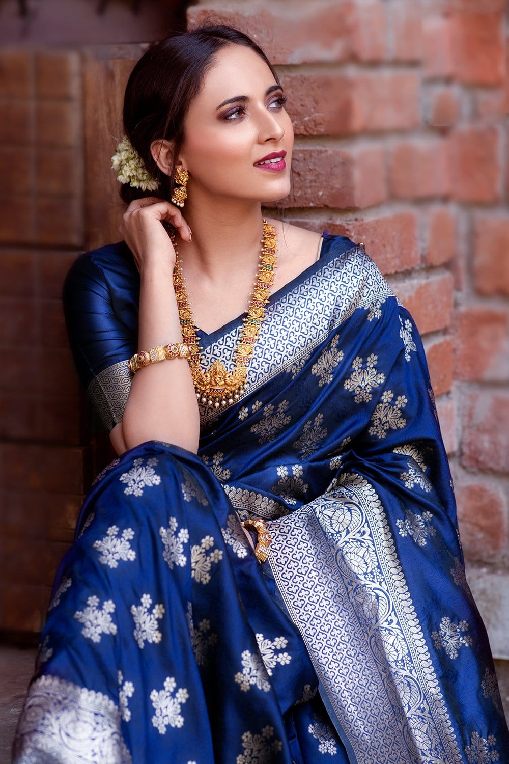 Glowing Navy Blue Pure Banarasi Silk Saree with Magnetic Blouse Piece