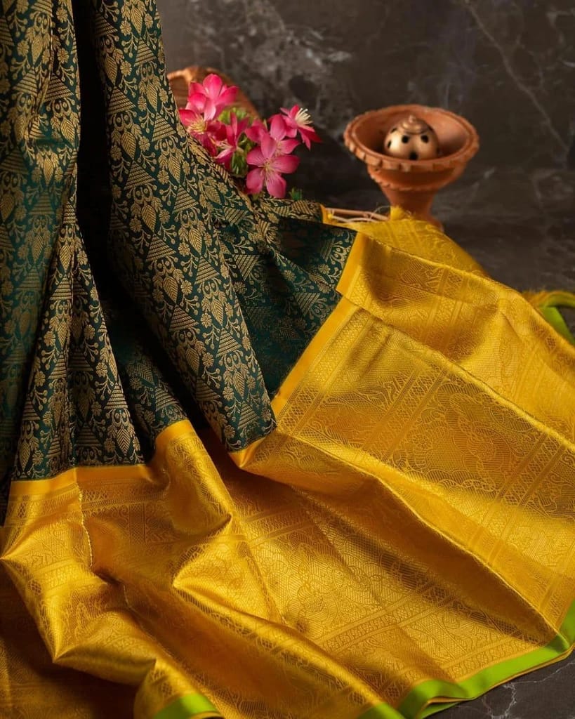 Inimitable Green Soft Banarasi Silk Saree With Luxuriant Blouse Piece