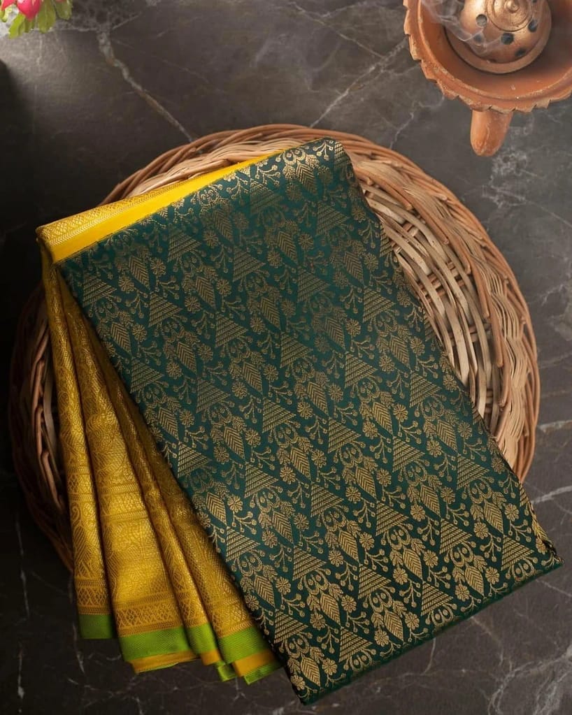 Inimitable Green Soft Banarasi Silk Saree With Luxuriant Blouse Piece