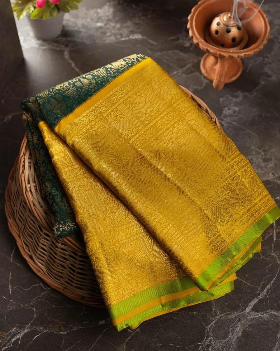 Inimitable Green Soft Banarasi Silk Saree With Luxuriant Blouse Piece