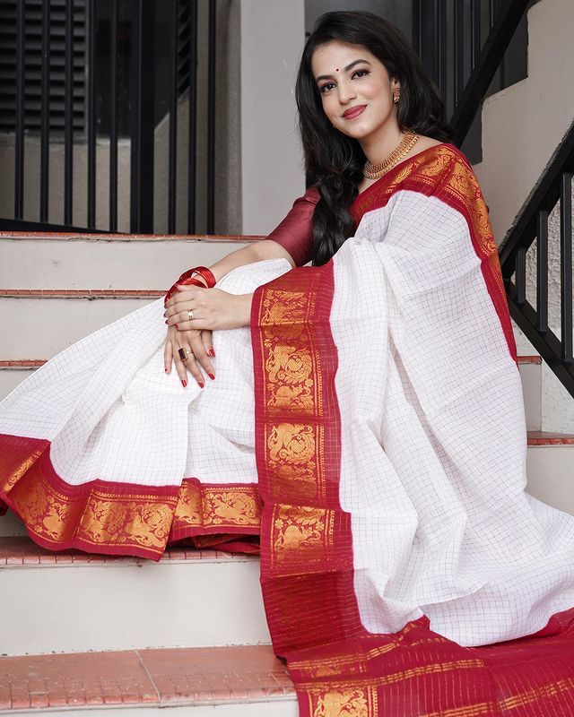 Bucolic Off White Soft Banarasi Silk Saree With Majesty Blouse Piece