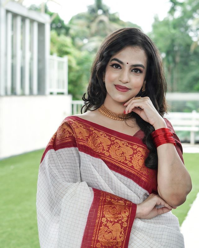 Bucolic Off White Soft Banarasi Silk Saree With Majesty Blouse Piece