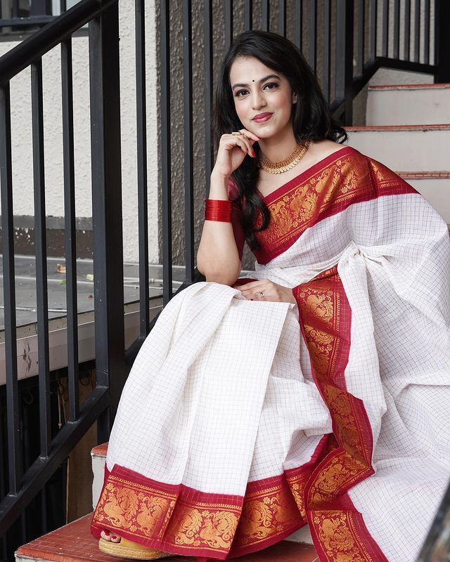 Bucolic Off White Soft Banarasi Silk Saree With Majesty Blouse Piece