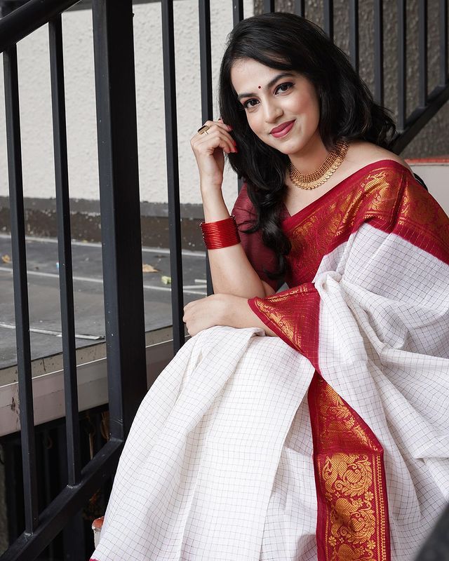 Bucolic Off White Soft Banarasi Silk Saree With Majesty Blouse Piece