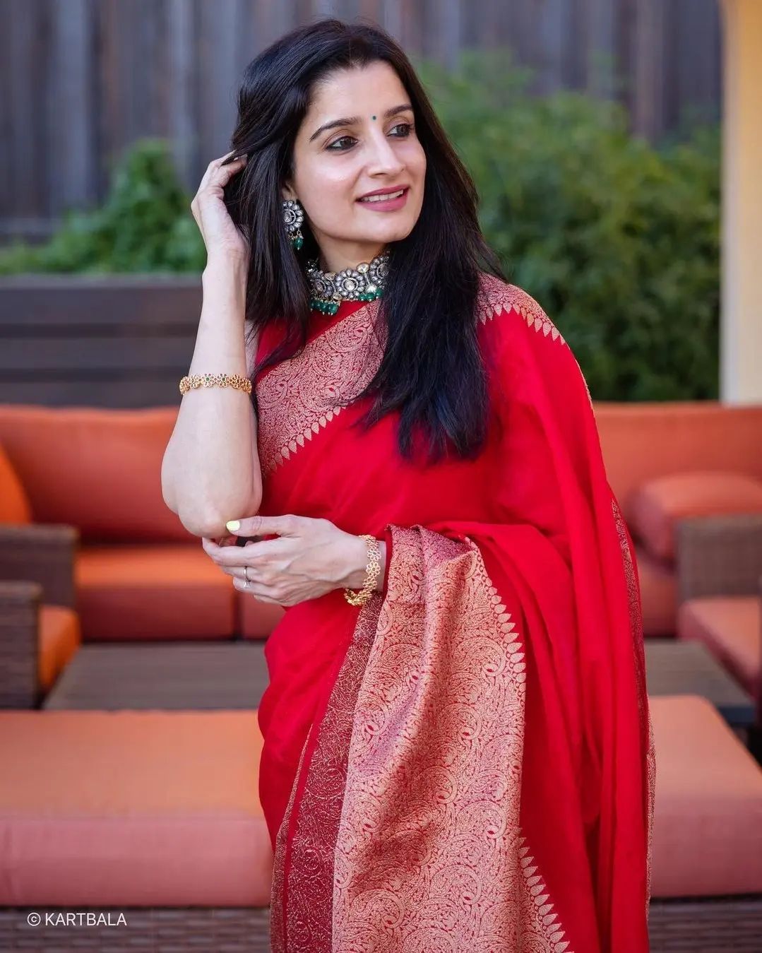 Beleaguer Red Soft Silk Saree With Unequalled Blouse Piece