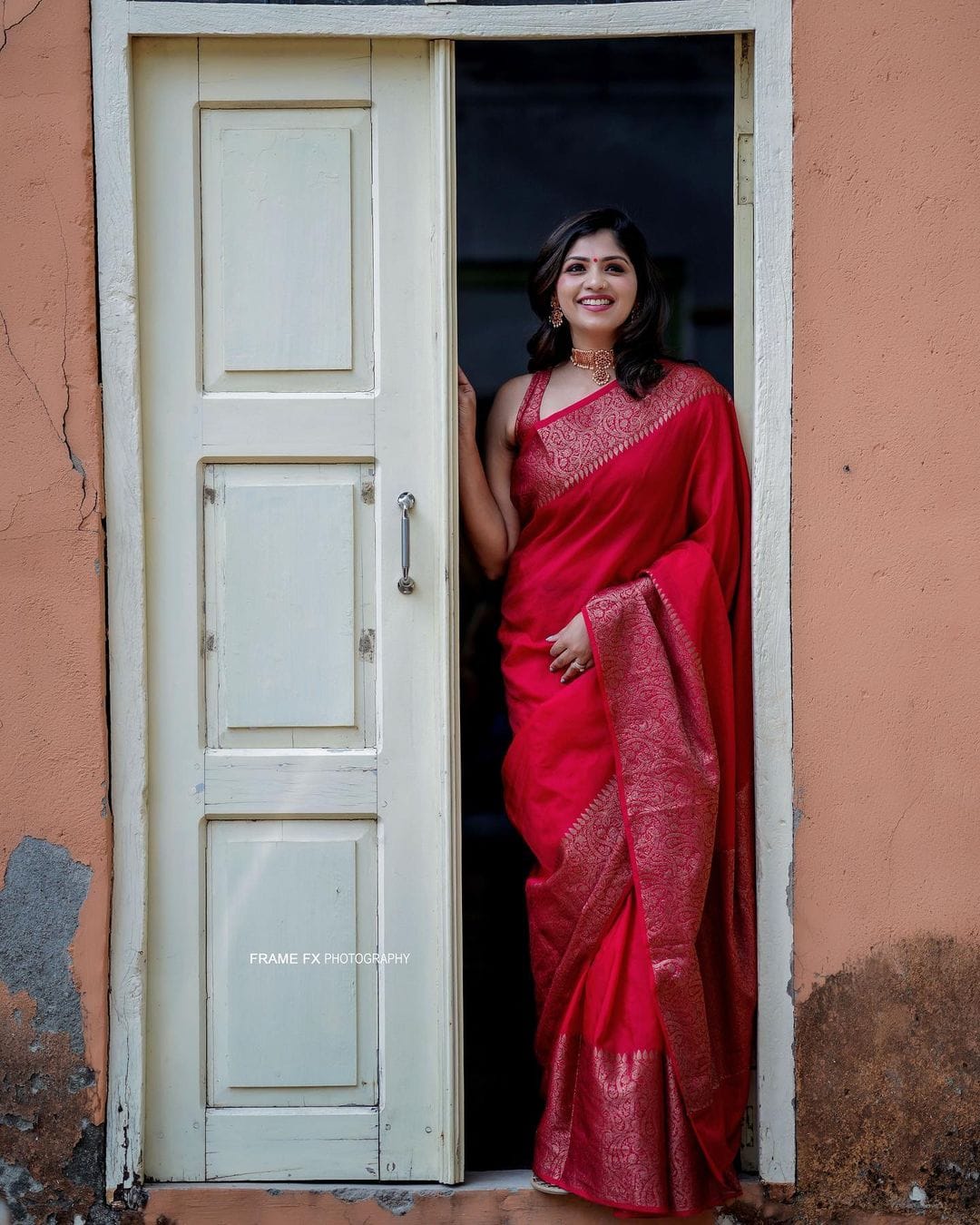 Beleaguer Red Soft Silk Saree With Unequalled Blouse Piece