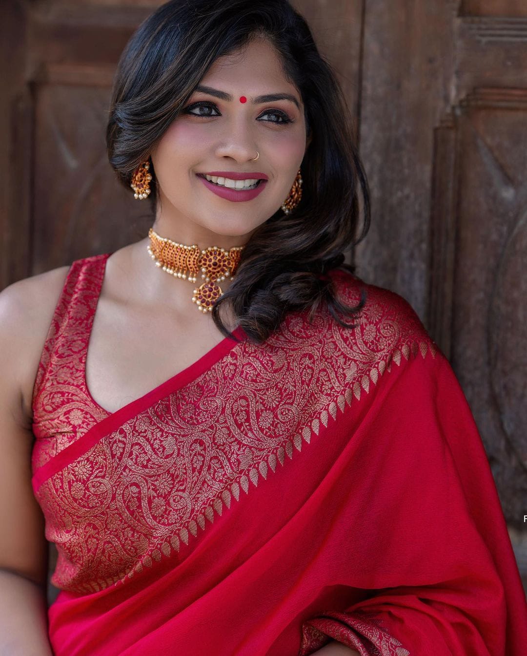 Beleaguer Red Soft Silk Saree With Unequalled Blouse Piece