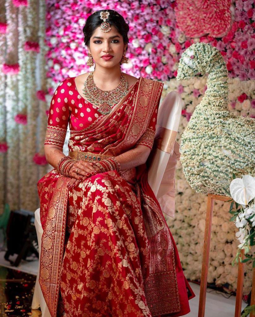 Desirable Red Soft Banarasi Silk Saree With Angelic Blouse Piece