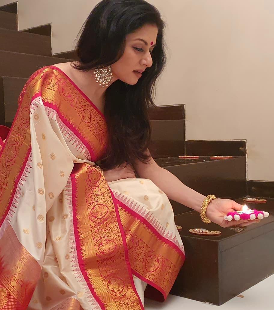 Conflate Beige Soft Banarasi Silk Saree With Unique Blouse Piece