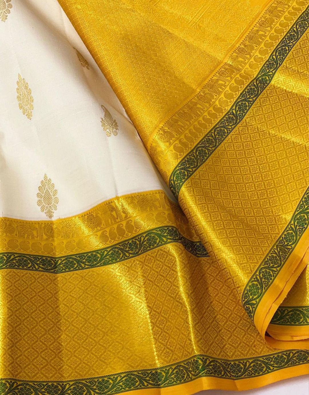 Stunner Off White Soft Silk Saree With Delectable Blouse Piece