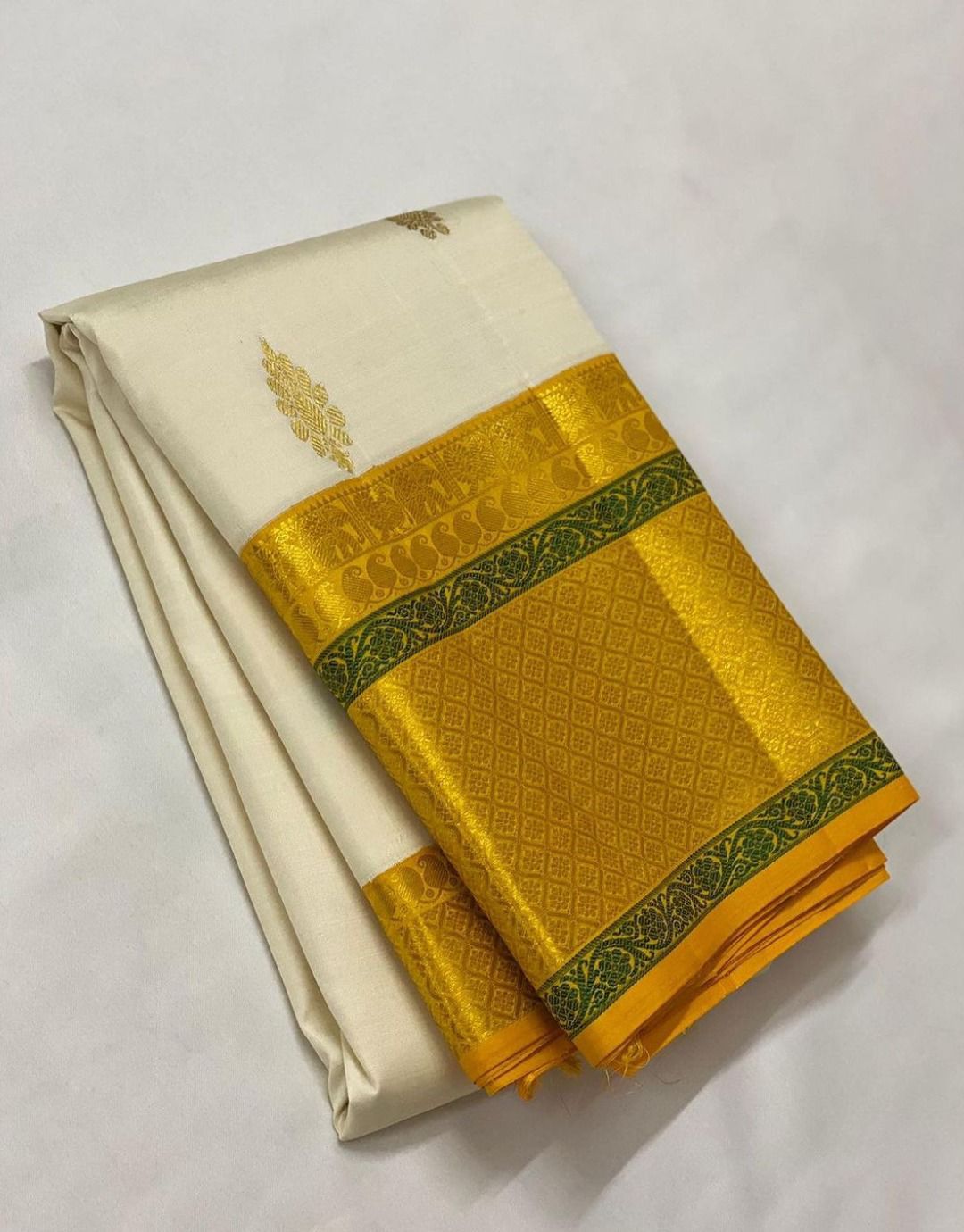 Stunner Off White Soft Silk Saree With Delectable Blouse Piece
