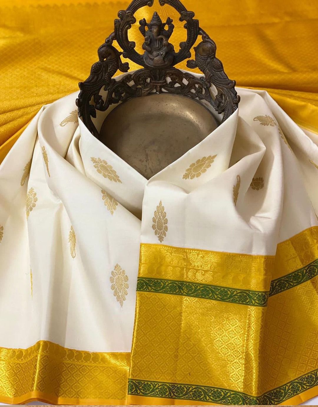 Stunner Off White Soft Silk Saree With Delectable Blouse Piece