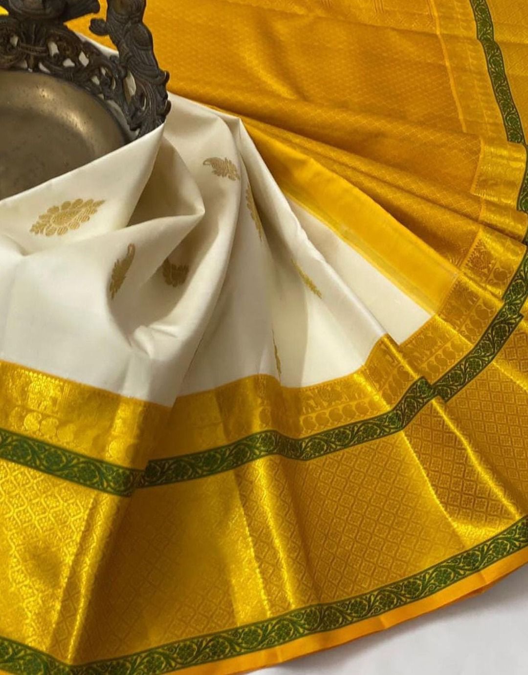 Stunner Off White Soft Silk Saree With Delectable Blouse Piece