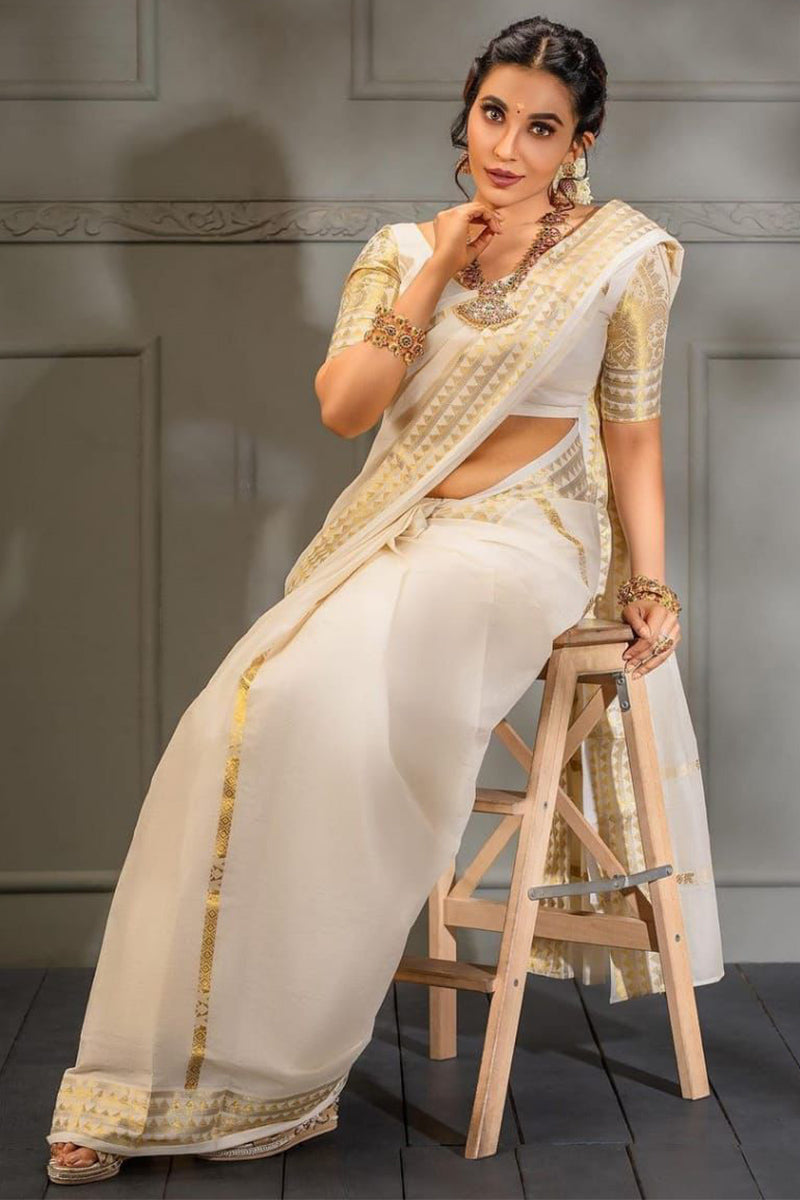 Quintessential Off White Soft Silk Saree With Scrumptious Blouse Piece