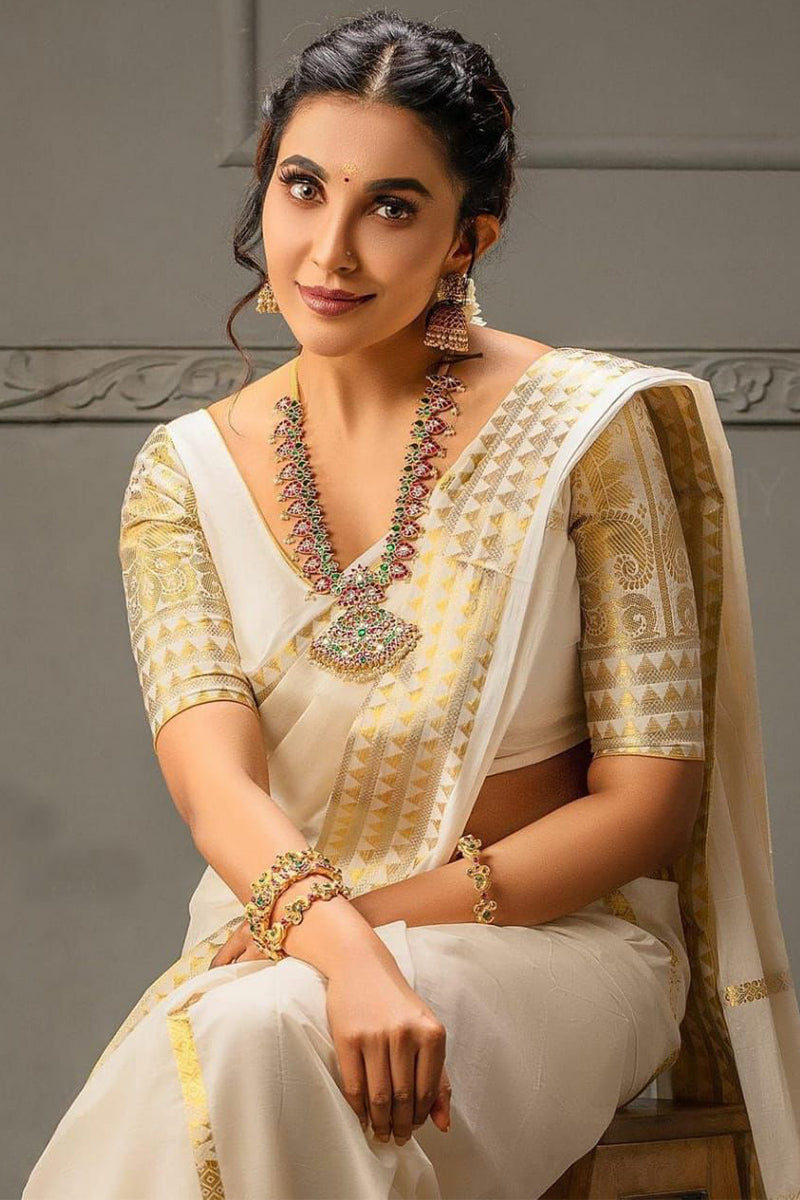 Quintessential Off White Soft Silk Saree With Scrumptious Blouse Piece