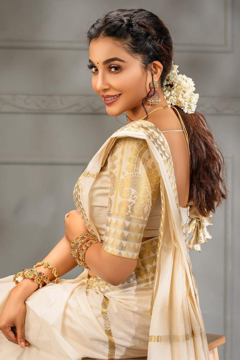 Quintessential Off White Soft Silk Saree With Scrumptious Blouse Piece