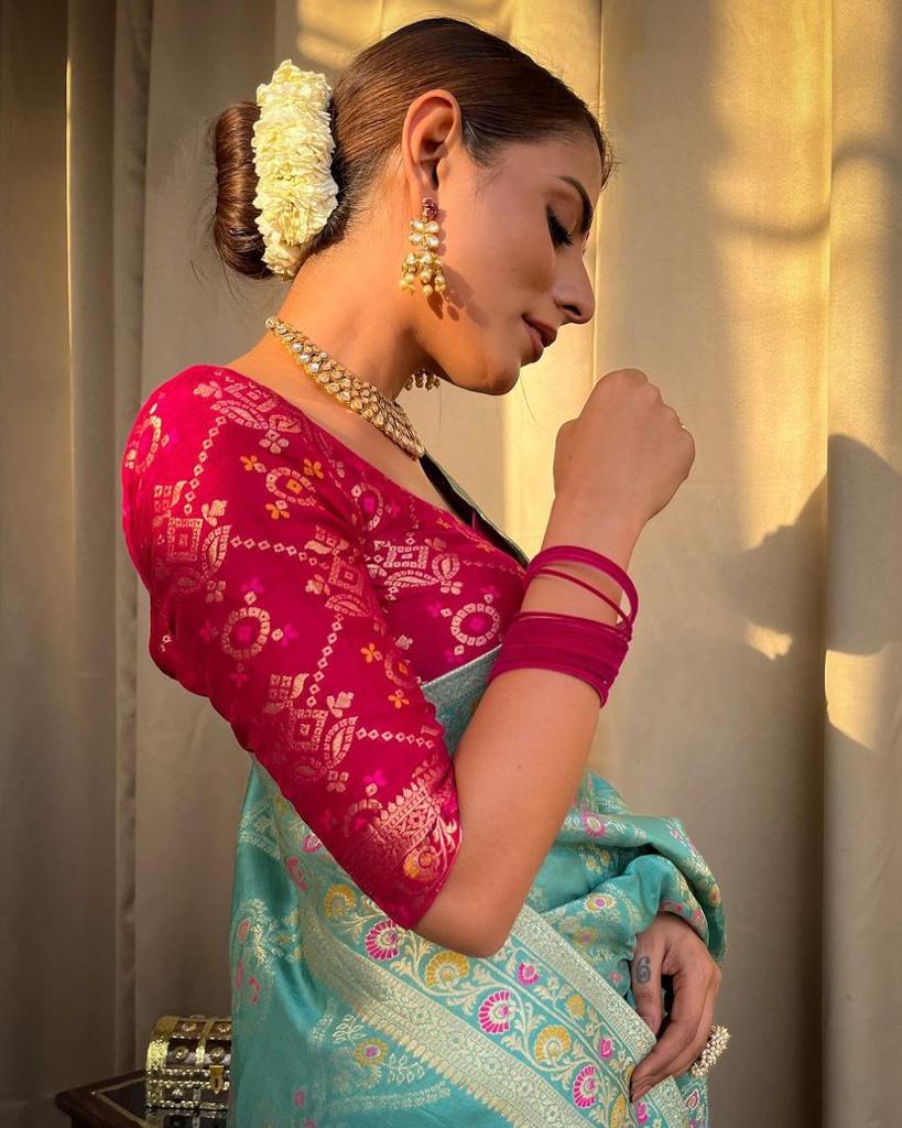 Eclat Firozi Soft Silk Saree With Mesmerising Blouse Piece