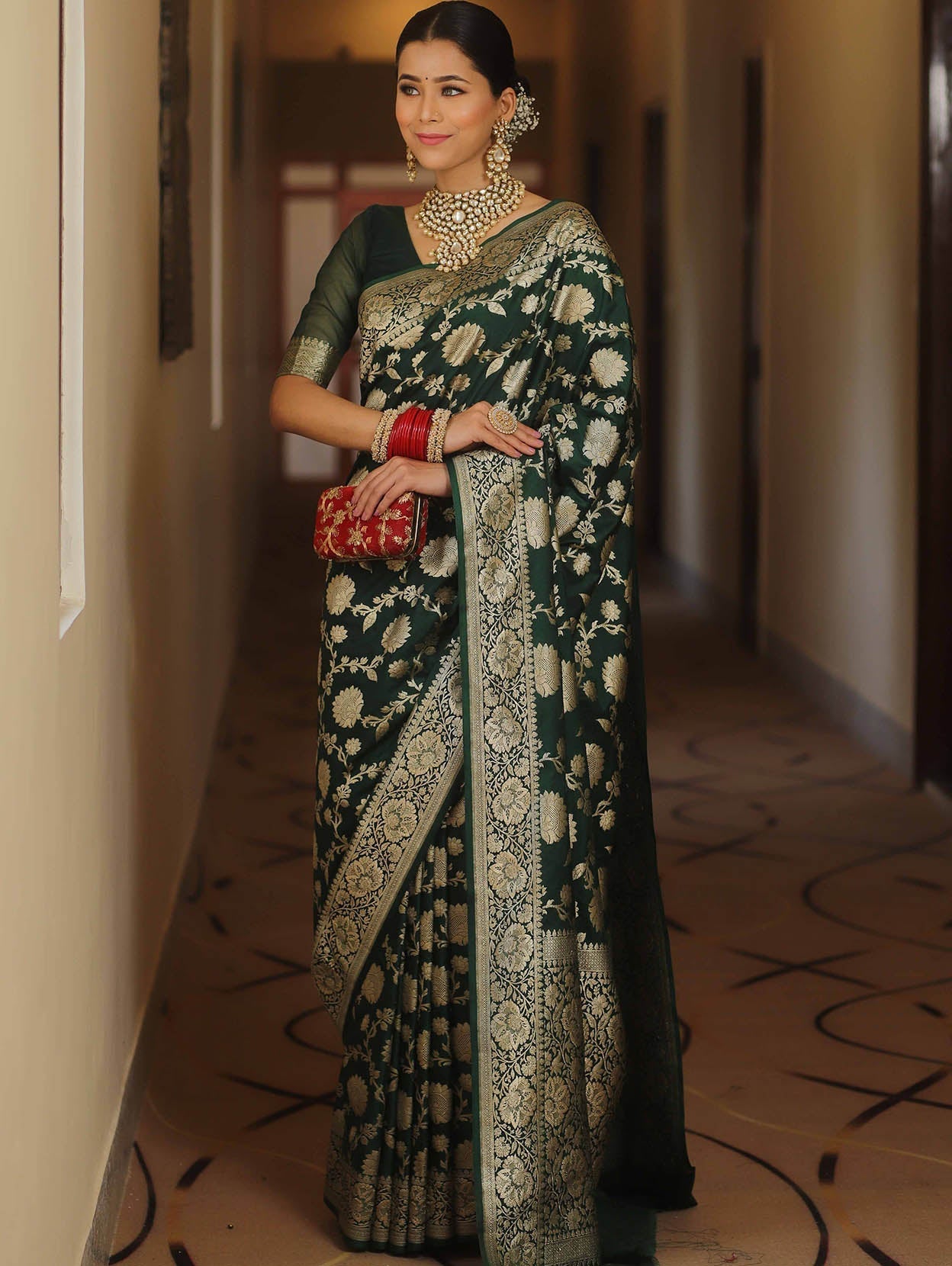 Imaginative Dark Green Soft Silk Saree With Tremendous Blouse Piece