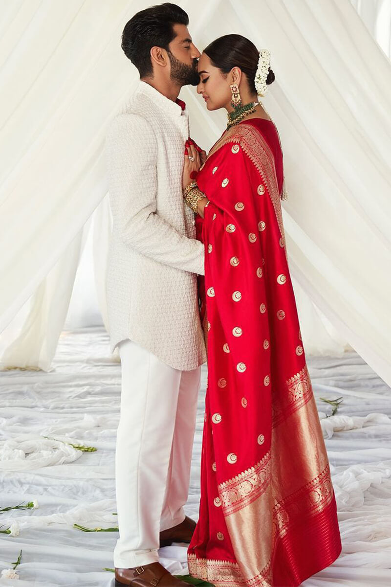 Effervescent Red Soft Silk Saree With Felicitous Blouse Piece