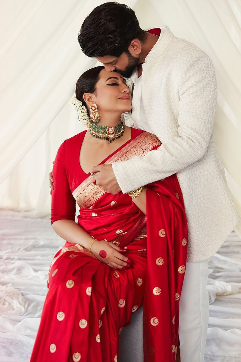 Effervescent Red Soft Silk Saree With Felicitous Blouse Piece