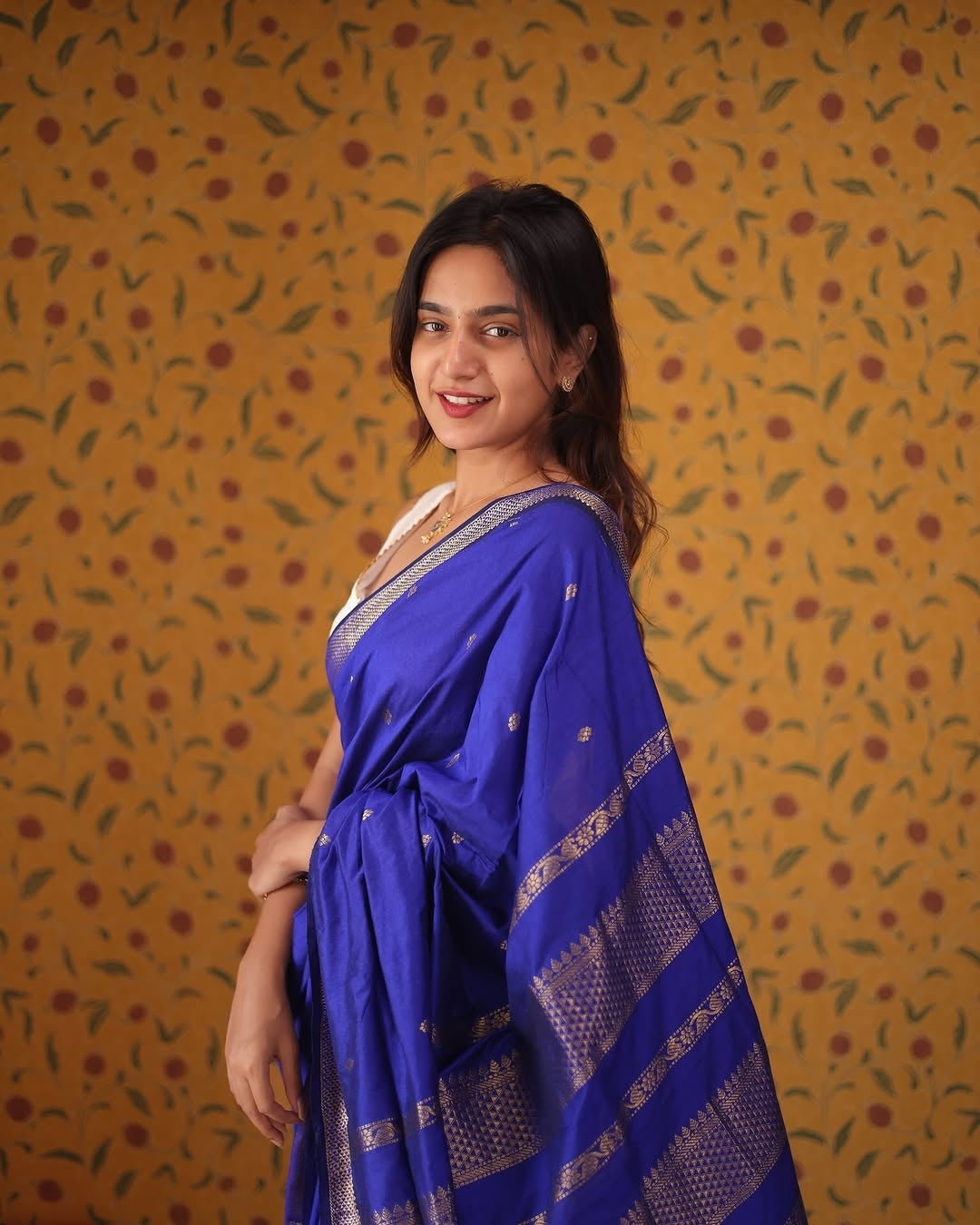 Woebegone Royal Blue Soft Silk Saree With Gratifying Blouse Piece