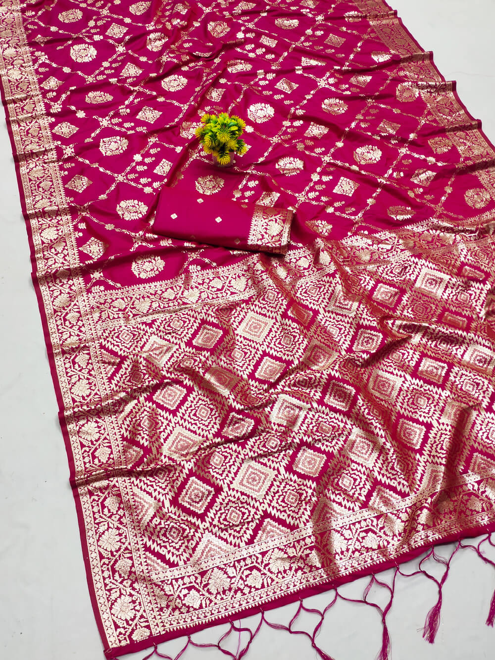 Verdant Dark Pink Pure Banarasi Silk Saree With Arresting Blouse Piece