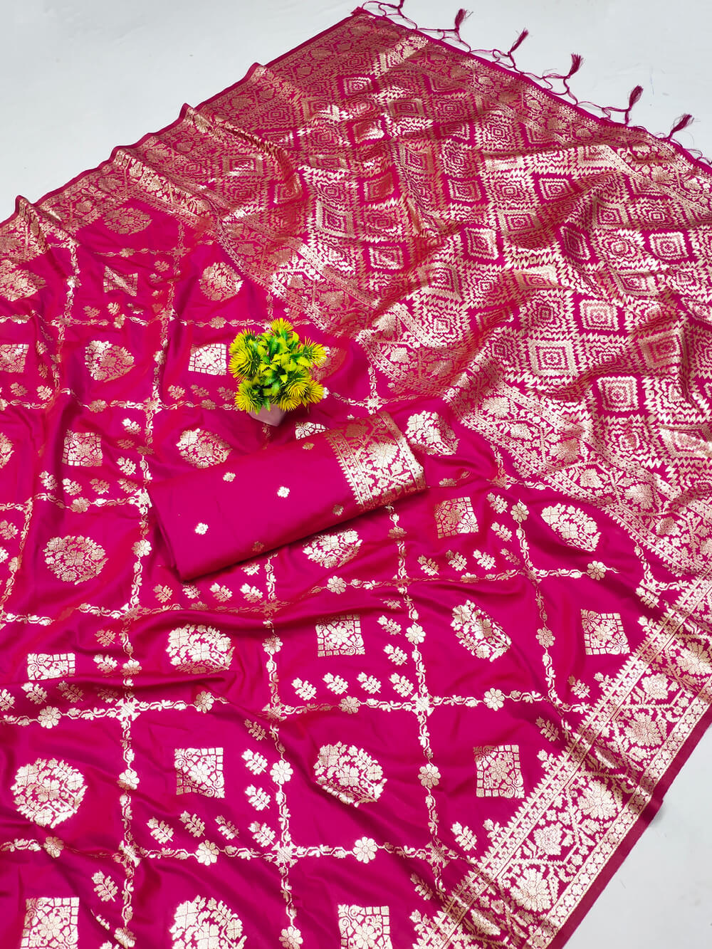 Verdant Dark Pink Pure Banarasi Silk Saree With Arresting Blouse Piece