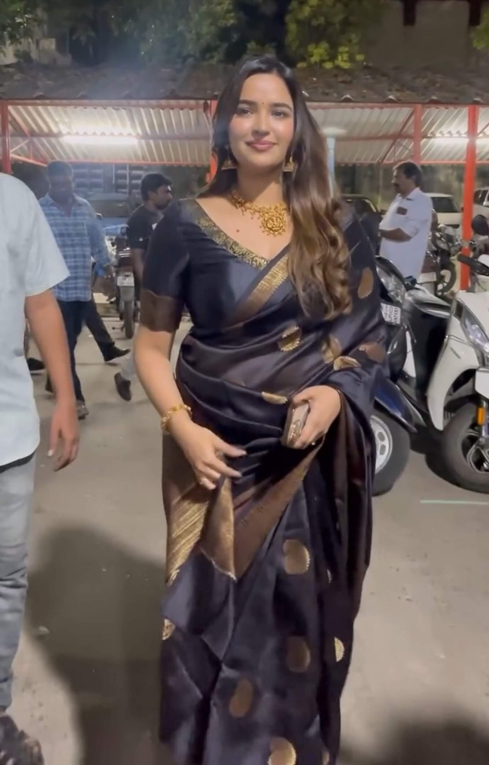 Scintillating Black Soft Silk Saree With Incomparable Blouse Piece
