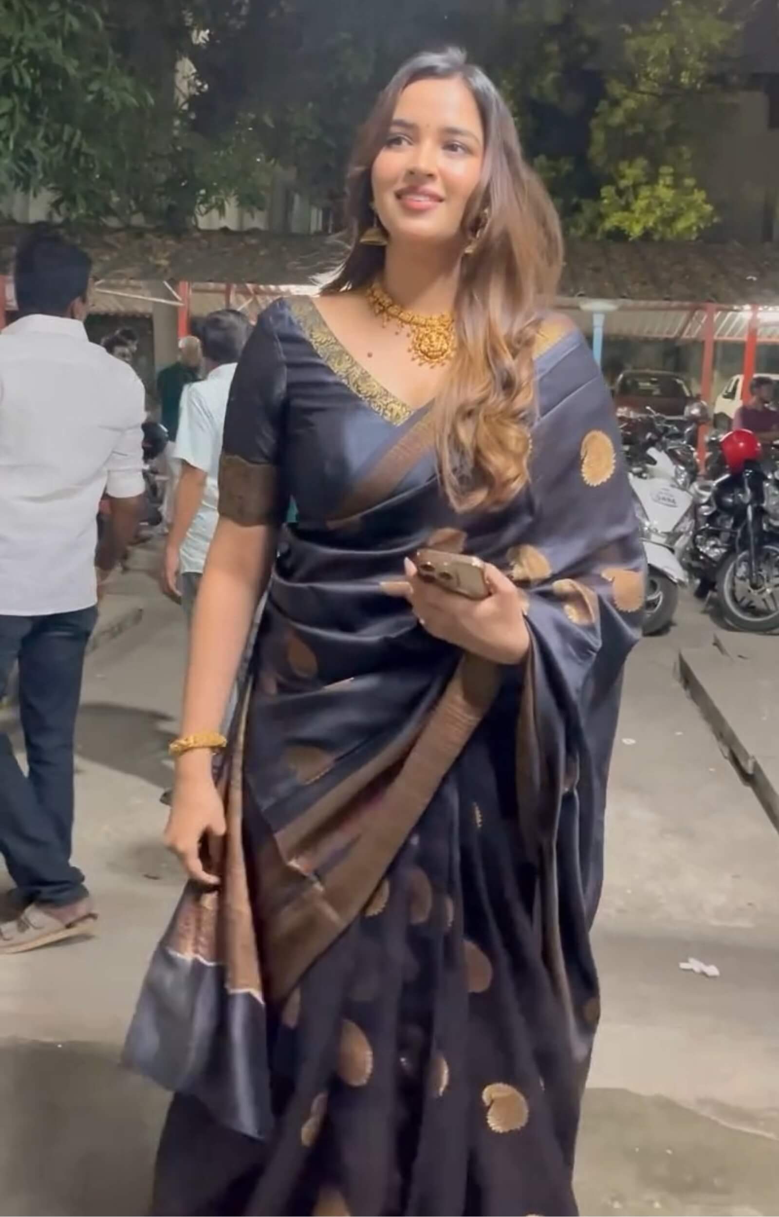 Scintillating Black Soft Silk Saree With Incomparable Blouse Piece