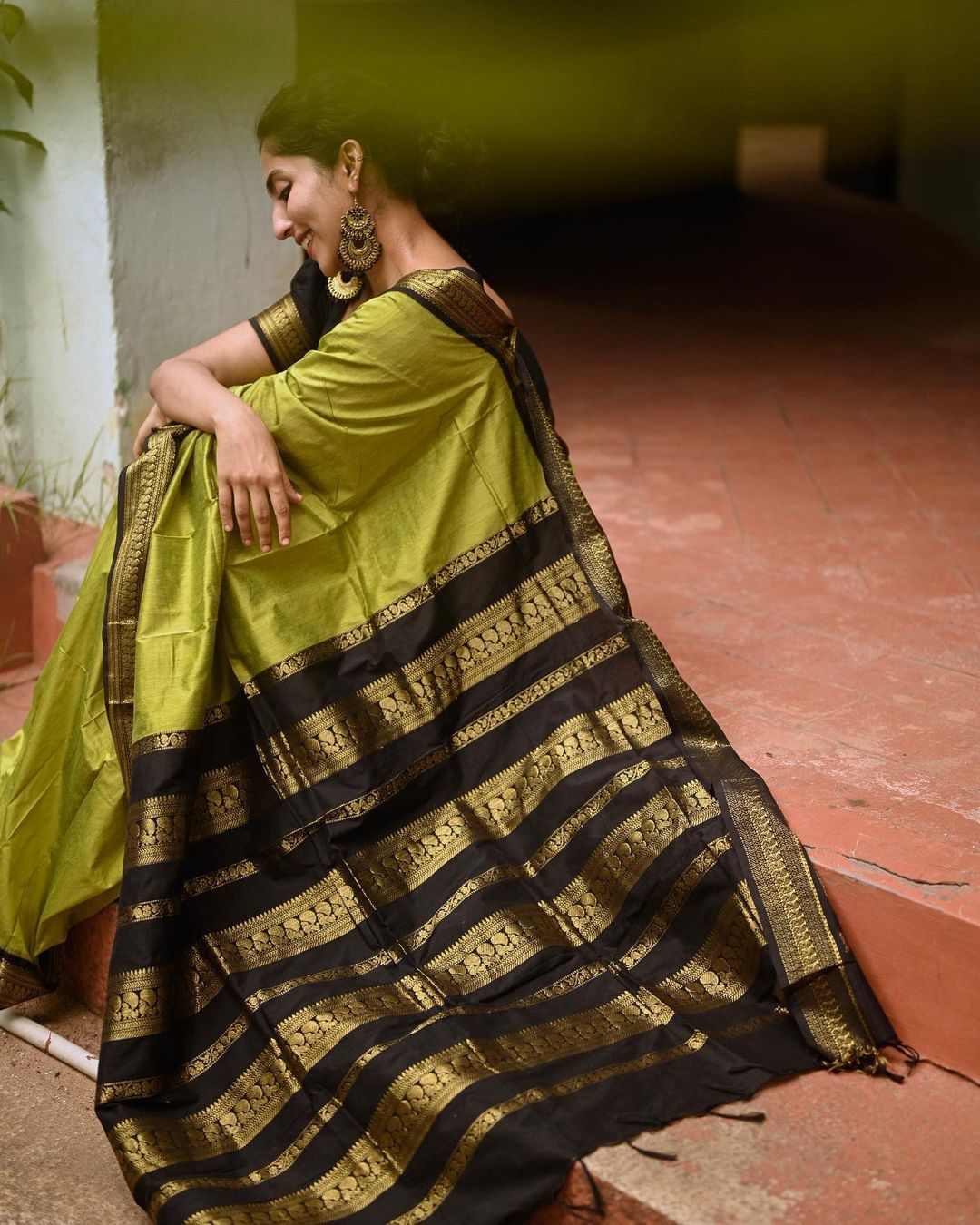 Woebegone Mehndi Soft Banarasi Silk Saree With Unequalled Blouse Piece