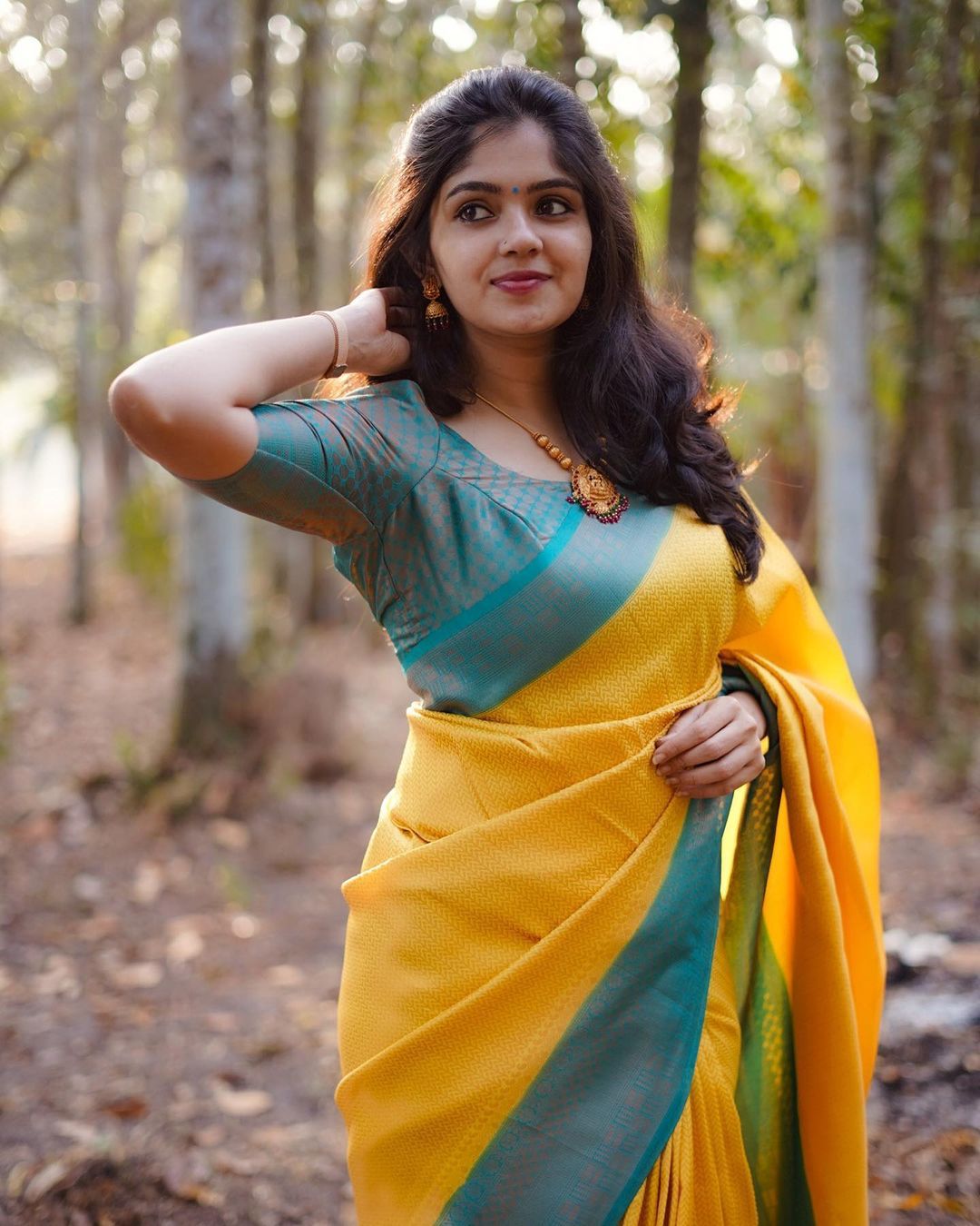 Surreptitious Yellow Soft Silk Saree With Fairytale Blouse Piece