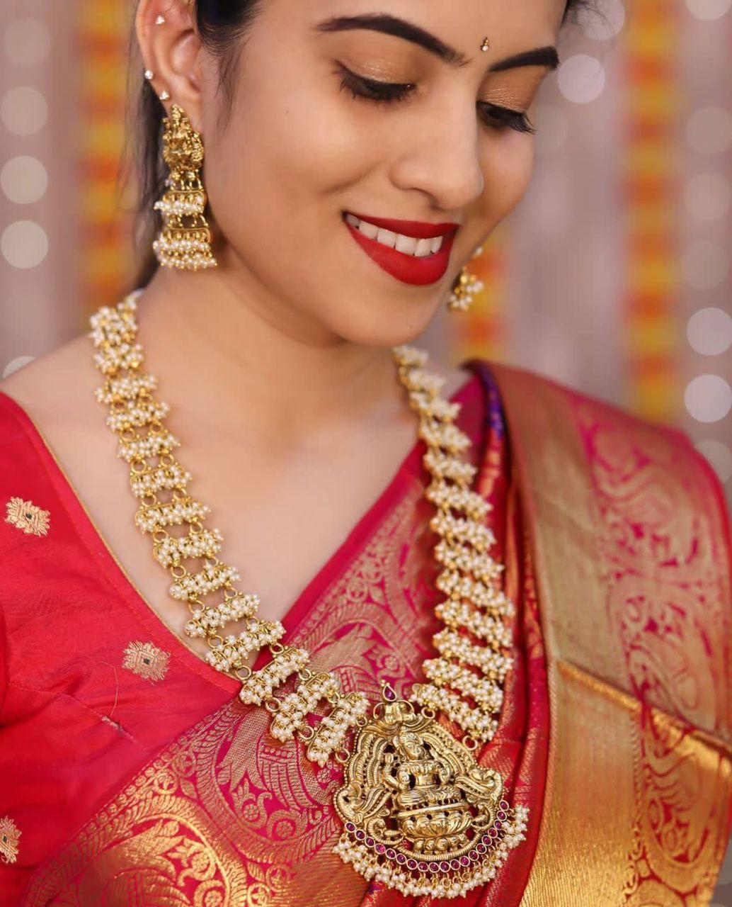 Admirable Red Soft Banarasi Silk Saree With Imbrication Blouse Piece