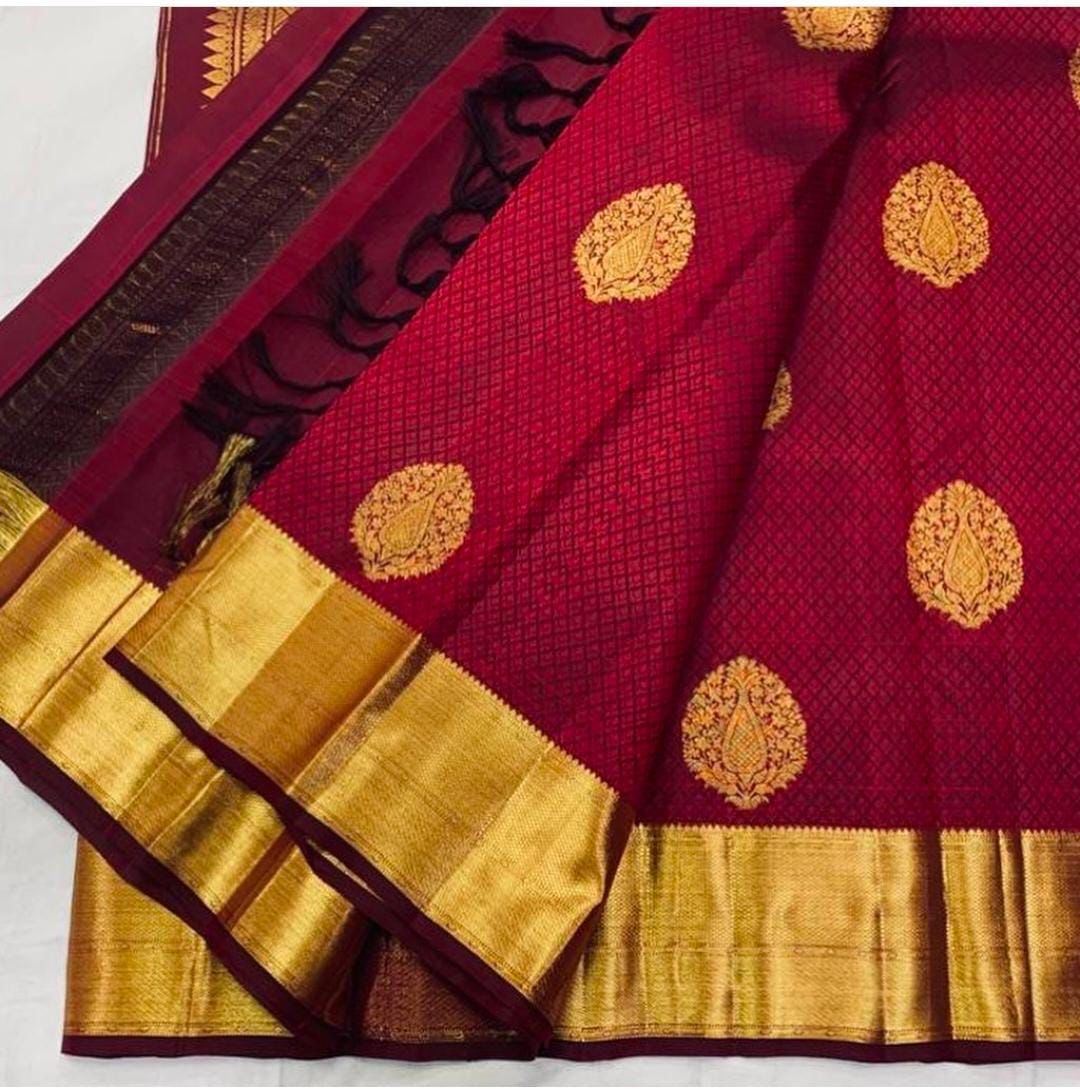 Angelic Maroon Soft Banarasi Silk Saree With Lissome Blouse Piece