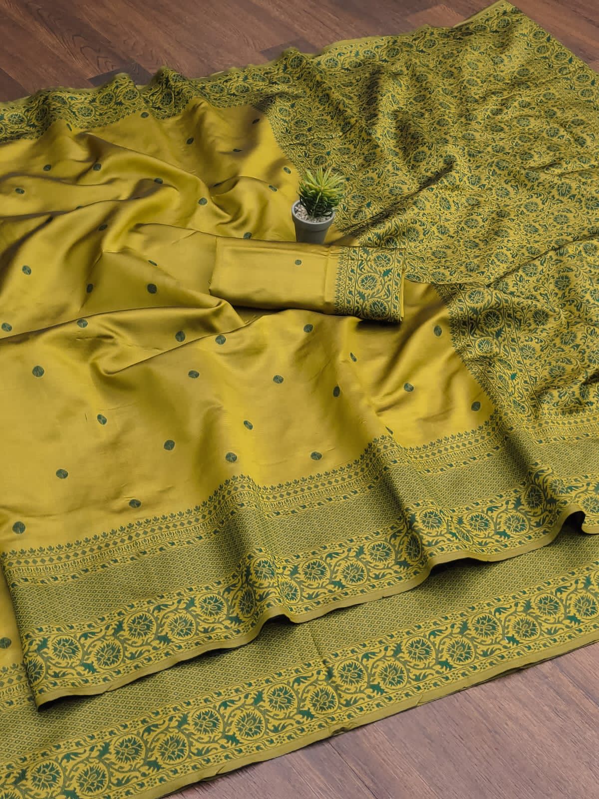 Comely Mehndi Soft Silk Saree With Inspiring Blouse Piece