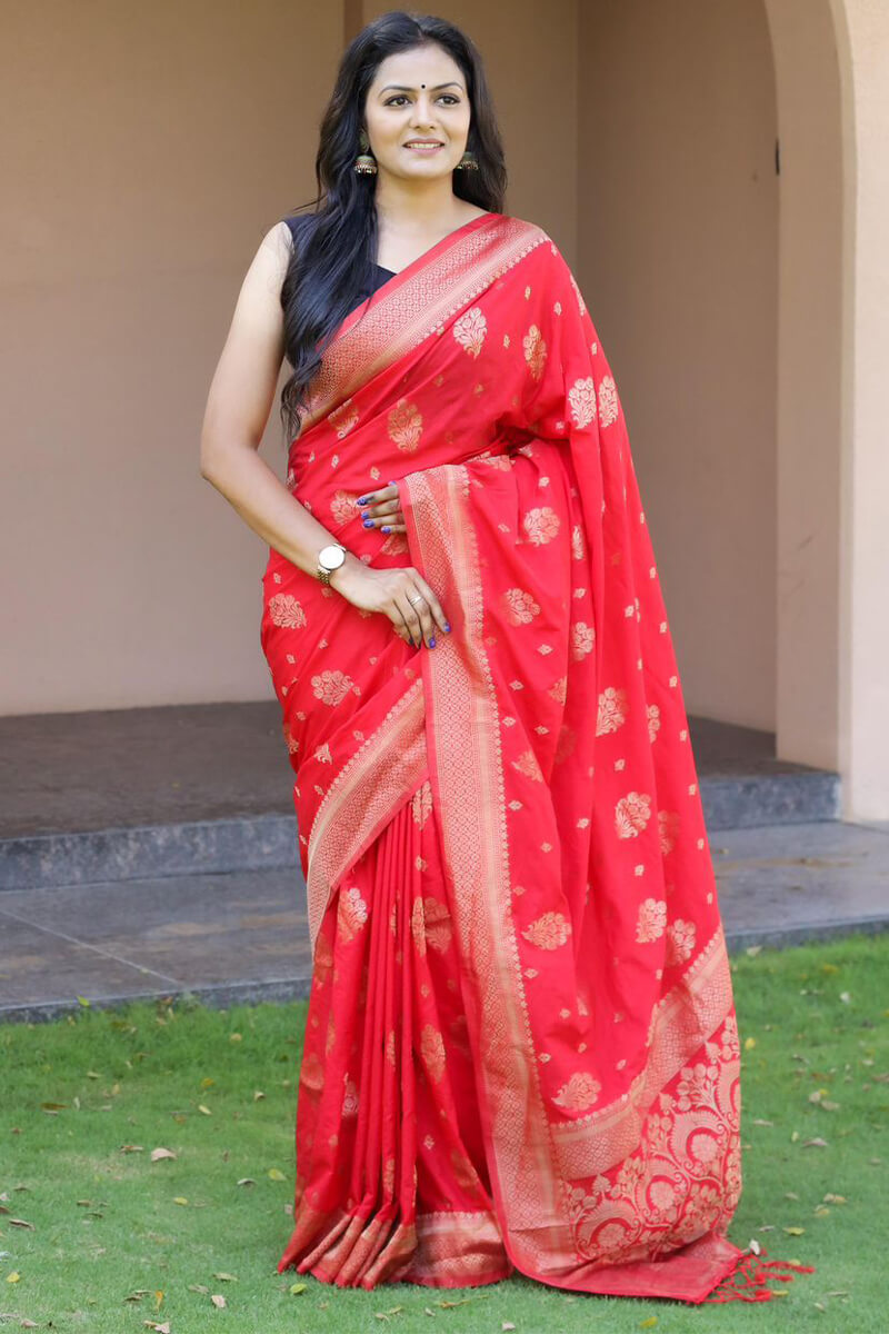 Inspiring Red Soft Silk Banarasi Saree With Invaluable Blouse Pieced