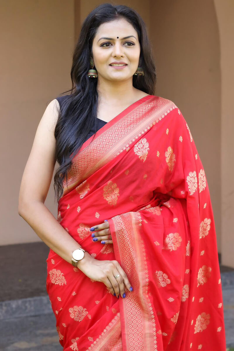 Inspiring Red Soft Silk Banarasi Saree With Invaluable Blouse Pieced