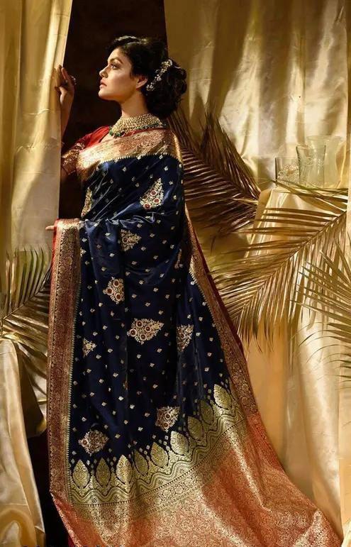 Pulsating Navy Blue Soft Silk Saree With Opulent Blouse Piece