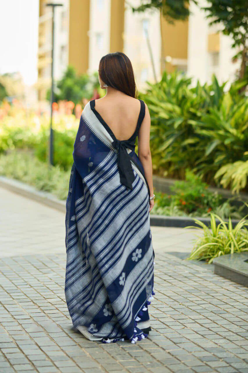 Splendorous Navy Blue Cotton Silk Saree With Stylish Blouse Piece