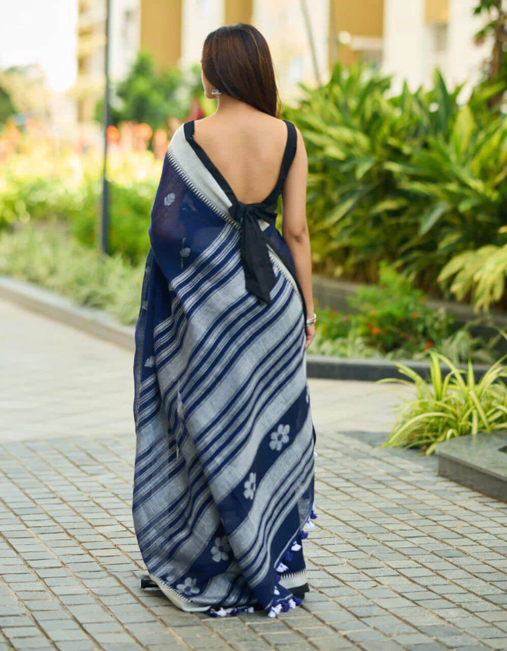 Splendorous Navy Blue Cotton Silk Saree With Stylish Blouse Piece