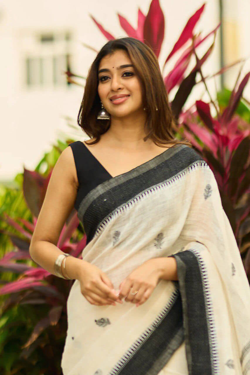 Enchanting Off White Cotton Silk Saree With Vestigial Blouse Piece