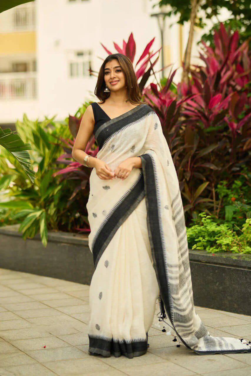 Enchanting Off White Cotton Silk Saree With Vestigial Blouse Piece